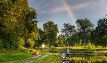 Ett par tittar på konstverket Pojken vid Göta kanal
